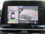 上空から見下ろしているかのように駐車できるアラウンドビューモニター。車庫入れや縦列駐車に役立ちます。