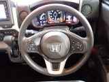 ハンドル左側にはオーディオ操作が出来るオーディオリモートコントロールスイッチ、右側にはHonda SENSINGとオートクルーズコントロールのスイッチを装備!