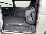 2列目シートを倒すことによってラゲージスペースが広がり、長い荷物も積みこむことができます!