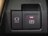 電動パーキングブレーキ&オートブレーキホールド機能付。「HOLD」スイッチを押しシステムONの状態にしておくことで信号待ちでブレーキを踏んで停車時ブレーキペダルから足を離してもブレーキを保持。楽です。