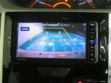 車両後方の映像を映すバックモニター。進路を確認しながら安全に車庫入れできます。