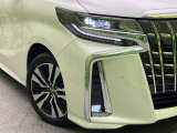 【シーケンシャルターンランプ付きLEDヘッドライト】人気の『流れるウィンカー』付きのLEDヘッドライトを装備♪高級感はもちろん、点灯時は存在感たっぷりで他車からも認識されやすく安心です。