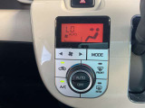 オートエアコンです。温度設定だけであとは自動で風量・温度を調節します。ドライブを快適なものにします。