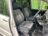 運転席まわりには十分なスペースがあり、大柄な方でもゆったり運転していただける環境です。