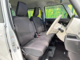 運転席まわりには十分なスペースがあり、大柄な方でもゆったり運転していただける環境です。