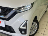【LEDヘッドライト】悪天候や夜間走行時も良好な視界を確保し安心して運転できる高輝度LEDヘッドライトを装備!点灯速度が早く、消費電力も抑えられています。