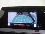 車両後方の映像を映すバックモニター。進路を確認しながら安全に車庫入れできます。