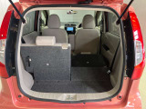 後部座席は分割でシートを倒すことができます。大きな荷物、ゴルフバックも積めます。上質で広々とした室内だから、みんなが心地よく車内で快適に過ごせます♪