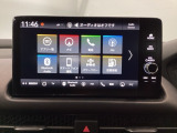 HondaCONNECT対応の便利なナビディスプレー。お持ちのスマートフォンと連携して、ナビやBluetoothでの音楽再生が可能です。デザインはもちろん、操作性も良好です。