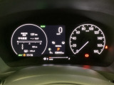 ハイブリット車専用のメーターです。右側の大型スピードメーターに加え、ステアリングスイッチを使って左のマルチインフォメーション・ディスプレイで燃費や動力伝達などの情報が見れるようになっています。