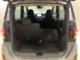 後部座席は分割でシートをたおすことができます。大きな荷物、ゴルフバックも積めます。上質で広々とした室内だから、みんなが心地よく車内で快適に過ごせます♪