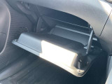 助手席前のグローブボックスの画像です。