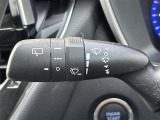 【オートワイパー(AUTO)】雨が降り出した時に、雨滴検出用センサー(レインセンサー)が雨滴を感知すると、自動でワイパーが動作します。