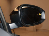 隣車線を走る車両をレーダーで検知し、ドアミラーでは確認しにくい後側方エリアに存在する車両に加え、急接近してくる車両も検知します。車両を検知するとドアミラーに搭載されたLEDインジケーターが点灯します。