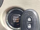 【キーレススタートシステム】カバンやポケットに入れたままでもドアの施錠・解錠が可能なスマートキーを装備。エンジンのオン・オフ時もカギを取り出す必要が無いからとっても便利です♪