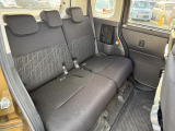 後部座席も気になるようなキズ・汚れやへたり等、大きなダメージはなく、良好な状態です。