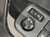 狭い駐車場で便利な電動格納ドアミラーが付いています。