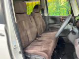 運転席シート廻りは使用感も少なく、良好な状態となっています。前オーナー様が丁寧に使っていたことがよくわかりますね。