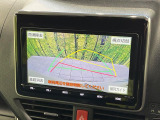 【バックカメラ】駐車時に後方がリアルタイム映像で確認できます。大型商業施設や立体駐車場での駐車時や、夜間のバック時に大活躍!運転スキルに関わらず、今や必須となった装備のひとつです!