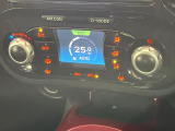 【オートエアコン】一度お好みの温度に設定すれば、車内の温度を検知し風量や温度を自動で調整。暑い&hellip;寒い&hellip;と何度もスイッチ操作をする必要はありません。快適な車内空間には必須の機能ですね♪