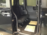 ホンダ車の低床ボディは、チャイルドシートへのお子さまの乗降や荷物の積載もスムーズ。足元もゆったりとしていますので、おくつろぎいただけます。