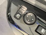 狭い駐車場で便利な電動格納ドアミラーが付いています。