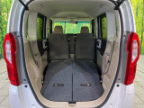 広々とした2列目シートは居住性が高く、居心地も快適!友達や家族とのお出かけにぴったりです。ベビーシートやチャイルドシート使用時も快適にお過ごしいただける十分な空間を確保しています。