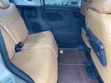 後席の画像です。軽自動車とは思えないほど広々とした車内です