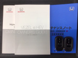 スマートキーは鍵をバッグに入れたままでもドアロックの開閉やエンジンのON・OFFができます。夜間や雨の日も鍵を探さなくて良いので便利です。