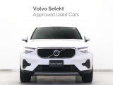 ボルボXC40は、よりスマートに、より大胆に生まれ変わりました。刷新されたフロントフェイス、先鋭的な躍動感を感じさせるスタイリング。SUVの姿を体現するプロポーションは力強さに溢れた佇まいを見せます。