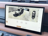 【3Dサラウンドカメラ】周囲の安全確認をアシストする機能です。3D車外ビュー、360&deg;オーバーヘッドビューを 利用して、狭いスペースでも安心、スムーズに運転操作ができます。