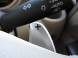 マニュアル車のような感覚で、ワインディングロードでも車を操れるパドルシフト付きです。長い下り坂でのエンジンブレーキや、高速道路の合流の際の加速も思いのままです。
