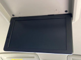 【フリップダウンモニター】大画面モニターで後席でもエンタメをお楽しみいただけます。小さなお子様にも大人気の装備です♪