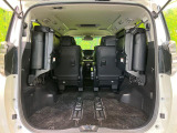 後席を跳ね上げると、これだけの広さが!シーンに合わせたシートアレンジで、大きな荷物も積むことが出来ます♪