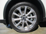 純正の20インチアルミホイールです。大きさ、デザインとも大迫力です。
