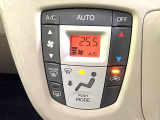 【オートエアコン】一度お好みの温度に設定すれば、車内の温度を検知し風量や温度を自動で調整。暑い&hellip;寒い&hellip;と何度もスイッチ操作をする必要はありません。快適な車内空間には必須の機能ですね♪