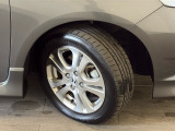 【純正15インチアルミホイール】足元を際立たせ、軽快な走りを演出します!タイヤは2018年製のブリジストン・ネクストリーを装着しております。