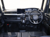 操作性に優れた運転席となります!小物入れや各ボタンの配置にこだわり、使いやすいです!座り心地もよく視認性も良好なのでロングドライブもお任せ下さい!