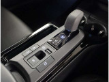 使いやすくまとまったシフト周り♪電動パーキングブレーキとホールド機能搭載です。