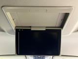 【フリップダウンモニター】大画面モニターで後席でもエンタメをお楽しみいただけます。小さなお子様にも大人気の装備です♪