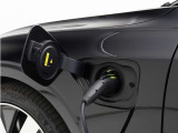 専用コードを接続するだけで簡単に充電が行えます。プラグインハイブリッドモデルT6 AWD PHEVは、走行中の充電のほか、自宅などに設置された充電機器からの充電が可能です。