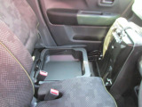 助手席座面下にも収納あります!