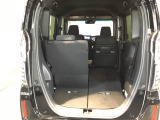 シートを倒せばラゲッジスペースも広々。BBQやゴルフなど様々な用途で活躍します。アクティブに動かれるお客様には強い味方です!