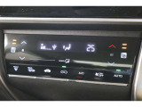 フルオートエアコンが装備されています!お好みの温度設定をするだけでエアコンの風量やモードの切り替えを自動でコントロールしてくれます!ユーザーの操作が少なく燃費走行にもつながります!