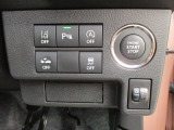 ボタン1つでエンジンを始動【キーレスプッシュスタート】!各機能のスイッチは運転席から操作ラクラク。