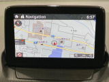 【8インチマツダコネクト】車内の雰囲気にマッチした大型のディスプレイ。スマホ接続でのナビ使用やBluetooth再生等、様々な機能が楽しめます。直感的なダイヤル操作が可能で、使い勝手も良好です。