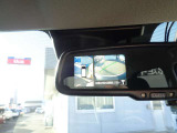 アラウンドビューモニターは、ルームミラーにも切り替えて映せます