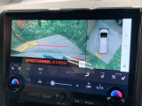 【パノラミックビューモニター】専用のカメラにより、上から見下ろしたような視点で360度クルマの周囲を確認することができます☆死角部分も確認しやすく、狭い場所での切り返しや駐車もスムーズに行えます。