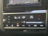 【オートエアコン】一度お好みの温度に設定すれば、車内の温度を検知し風量や温度を自動で調整。暑い&hellip;寒い&hellip;と何度もスイッチ操作をする必要はありません。快適な車内空間には必須の機能ですね♪