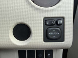 【電動格納ミラー】サイドミラーは電動格納式となっており、狭い駐車場でもキズがつくリスクを抑えられます。